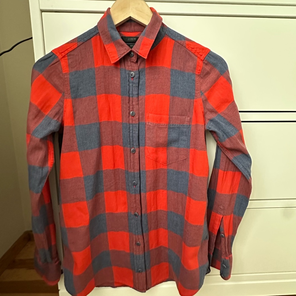 J CREW! Women long sleeve, button down shirt IN BOY FIT FOR WOMEN. Size 00
